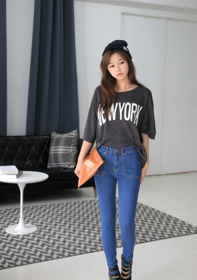 1. Quần jeans cạp cao:  Những chiếc quần jean cạp cao gi&uacute;p c&aacute;c c&ocirc; n&agrave;ng ch&acirc;n ngắn ăn gian chiều cao v&agrave; kh&eacute;o l&eacute;o khoe đ&ocirc;i ch&acirc;n thon d&agrave;i. 