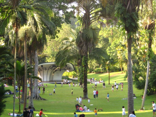 Singapore Botanic Gardens (Vườn thực vật Singapore) nằm ở trung tâm thành phố và được thành lập vào năm 1859, với diện tích gần 74ha, khu vườn là nơi nghiên cứu và bảo tồn hơn 30.000 loài thực vật. Nơi đây từng được khách du lịch bình chọn là công viên đẹp nhất châu Á (năm 2013)