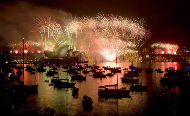 Ở Australia, màn bắn pháo hoa thường niên đón chào năm mới đã thắp sáng cầu cảng Sydney trong những thời khắc chuyển giao từ năm 2014 sang 2015.