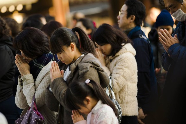 Mọi người cầu nguyện trước ngày đầu năm mới, tại đền Meiji ở Tokyo ngày 31/12/2014.