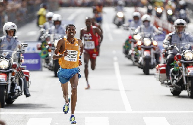 Dawit Fikadu Admasu,  Ethiopia tham gia cuộc thi chạy 15 km ở Sao Paulo, Brazil vào 31/12/2014. Đã có 30.000 người tham gia sự kiện truyền thống này để đón chào năm mới 2015.