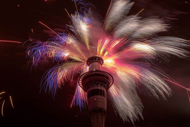 Màn bắn pháo hoa rực rỡ chào năm mới 2015 trên tháp Sky ở Auckland, New Zealand.