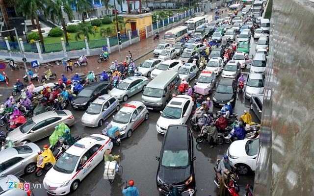 Sau cơn mưa lớn, giao thông tại ngã tư Phạm Hùng - Tôn Thất Thuyết (đoạn trước cổng bến xe Mỹ Đình) trở nên hỗn loạn, hàng nghìn phương tiện nối đuôi nhau bóp còi inh ỏi. 