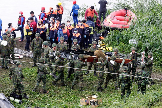 Taiwan plane crash photos