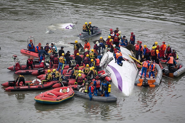 Taiwan plane crash photos