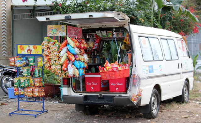 Tiệm tạp hóa trên ôtô ở phố nhà giàu Sài Gòn