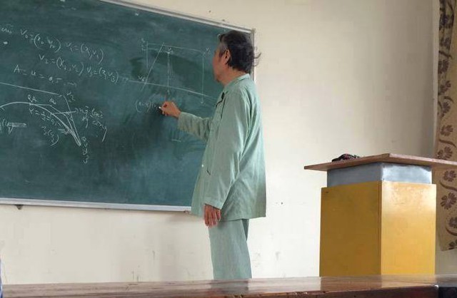 Giảng viên ĐH Bách Khoa  mặc áo bệnh nhân vẫn giảng bài cho sinh viên