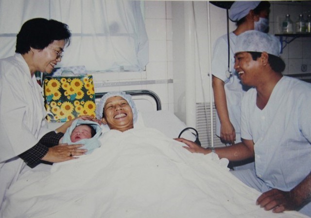 Bé gái đầu tiên chào đời bằng phương pháp thụ tinh trong ống nghiệm năm 1998 (ảnh tư liệu của BV Từ Dũ).