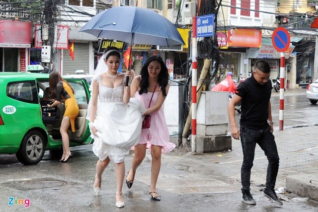 Người đẹp Thu Hà ôm váy chạy mưa trong ngày cưới
