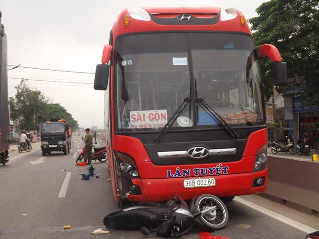 Hiện trường vụ tai nạn xe máy chui gầm xe khách.