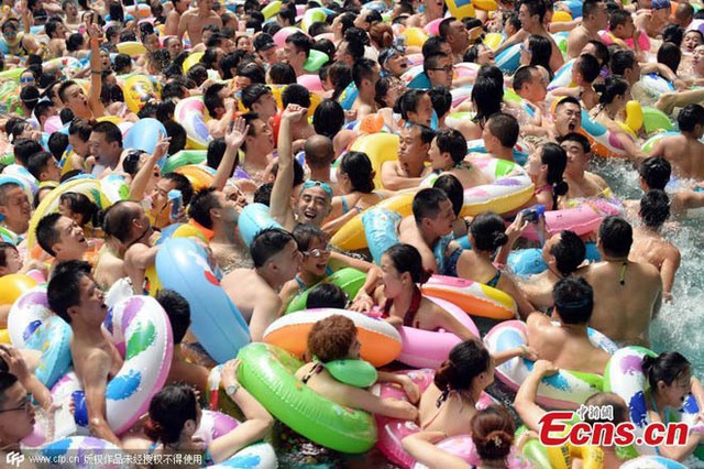 Cảnh tượng đông đúc ở bể bơi Biển Chết.

Theo VnExpress