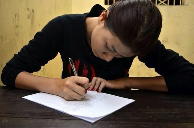 Cựu người mẫu Trang Trần viết bản kiểm điểm.