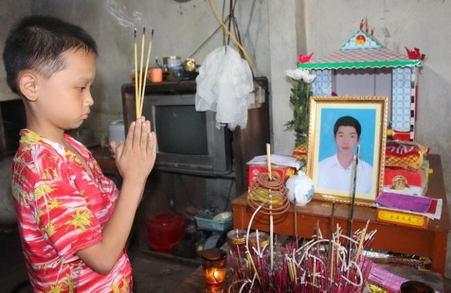 Em Hoàng Anh đứng trước bàn thờ của chàng trai nghèo Nguyễn Anh Tuấn.
