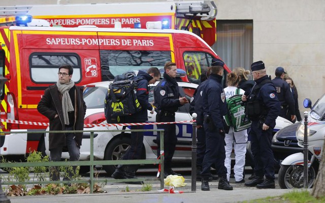 Cảnh sát và nhân viên cứu hỏa tại hiện trường sau vụ xả súng nhằm vào tòa báo Charlie Hebdo.