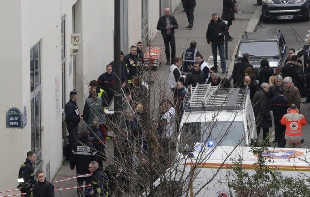 Các nhân viên cứu hộ và cứu hỏa tập trung rất đông trước văn phòng tòa soạn của tuần báo châm biếm ở Paris.