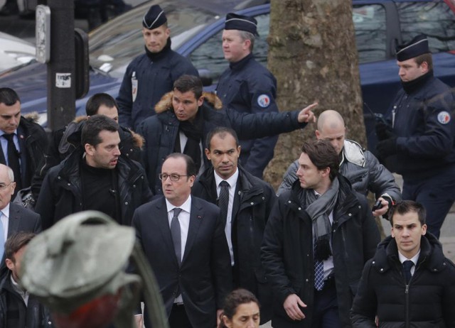 Tổng thống  Hollande tiếp cận hiện trường vụ việc và sau đó tổ chức một cuộc họp nội các khẩn cấp.