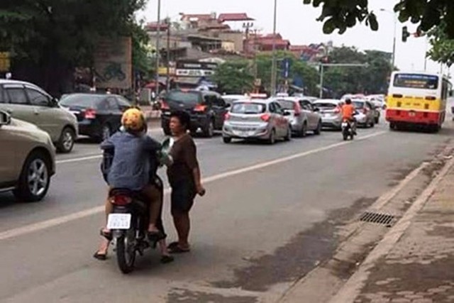 Trần Thị Thanh trong một lần chặn xe “xin đểu”.