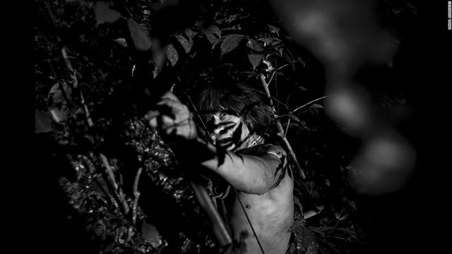 Muturuhum, một thành viên của bộ lạc Awa-Guaja, dùng cung tên để săn bắn trong khu rừng nhiệt đới Amazon. Nhiếp ảnh gia Bồ Đào Nha Daniel Rodrigues đã ghi hình cuộc sống thường ngày của bộ lạc có nguy cơ tuyệt chủng cao nhất trên thế giới. 