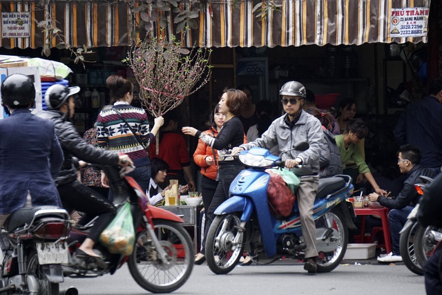 Những người bán hoa đào dạo trong khu phố cổ Hà Nội.