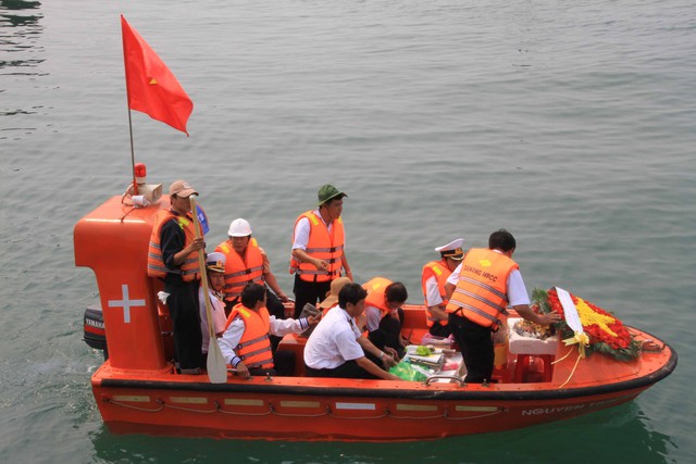 Mang vòng hoa ra biển...