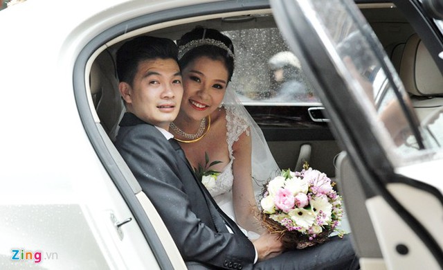 Người đẹp Thu Hà ôm váy chạy mưa trong ngày cưới
