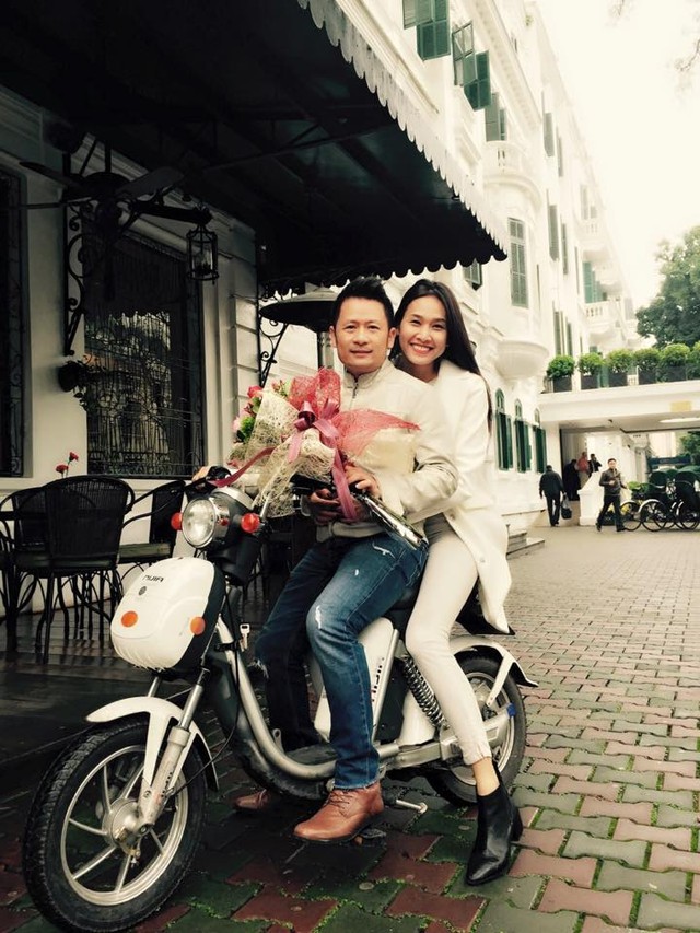 Dương Mỹ Linh hạnh phúc khi được Bằng Kiều chở lòng vòng phố phường Hà Nội bằng chiếc xe đạp điện.