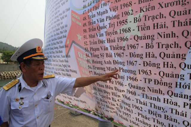 Thượng tá Hoàng Văn Hoan (nguyên Bí thư Đảng ủy, Phó chỉ huy chính trị Trung đoàn 83 Công binh Hải quân): Trong cả ngày 14/3/1988, các anh đã kiên cường chiến đấu để bảo vệ chủ quyền của Tổ quốc. 64 cán bộ, chiến sỹ dũng cảm chiến đấu với đối phương đến hơi thở cuối cùng và vĩnh viễn ra đi trong trận chiến đấu đầy khốc liệt. Các anh đã không trở về đất mẹ với bao ước vọng của tuổi xuân chưa kịp thực hiện. Các anh thật trẻ trung và tinh thần luôn bất tử. Các anh hy sinh cho Tổ quốc trường tồn. Các anh vẫn sống mãi trong lòng Tổ quốc, trong lòng chúng ta.