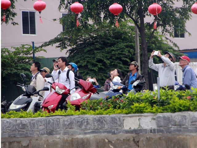 Nhiều người dân háo hức đứng xem bên bờ sông Hàn và chụp ảnh làm kỷ niệm...