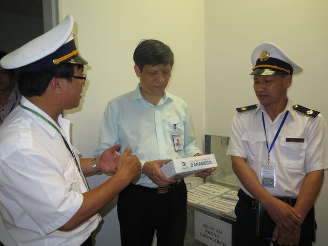 Lực lượng giám sát y tế tại sân bay đang báo cáo về hệ thống giám sát y tế tại sân bay với Thứ trưởng Nguyễn Thanh Long