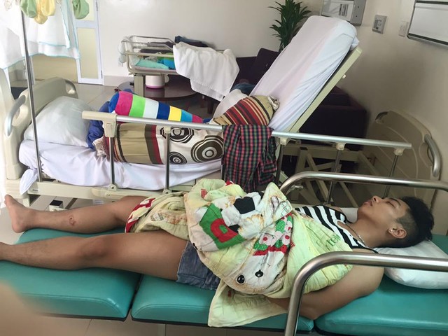 Hình ảnh Phan Hiển ngủ mê mết sau một đêm thức trắng để chăm sóc 2 mẹ con khiến Khánh Thi vô cùng cảm động.