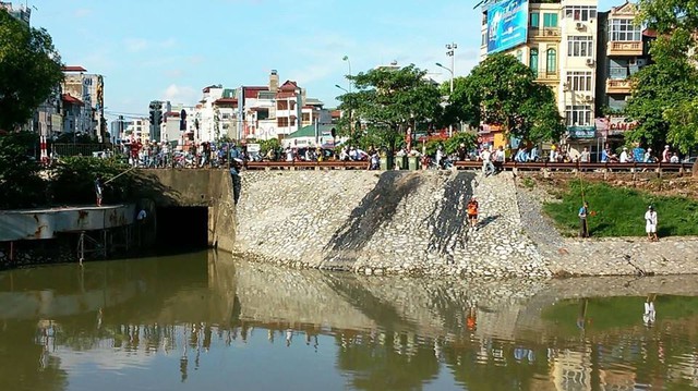 Hàng trăm người dân cùng người đi đường hiếu kì đã dừng lại xem việc bắt cá khiến giao thông tắc nghẽn