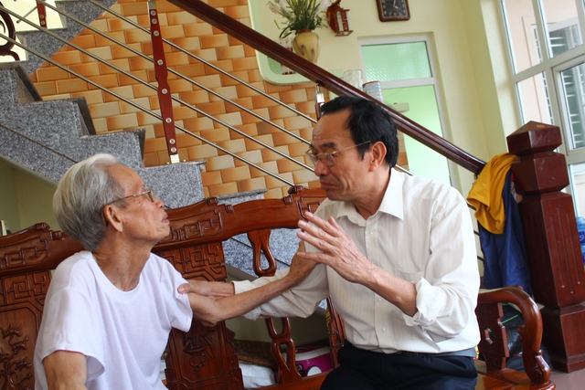 Ông Vũ Hồng Thái (bên phải), Chủ tịch Hội truyền thống Trường Sơn đường mòn Hồ Chí Minh sau khi nghe tin, đến động viên gia đình. 	Ảnh: P.Bình