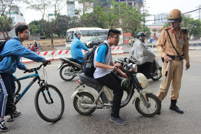 Đa phần các trường hợp vi phạm là các em học sinh điều khiển xe đạp điện không đội mũ bảo hiểm.