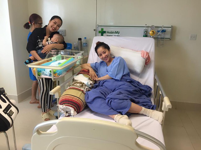 Dù sức khỏe vẫn chưa hồi phục hoàn toàn nhưng Khánh Thi vẫn cười rất tươi khi mẹ con Ốc Thanh Vân đến thăm.