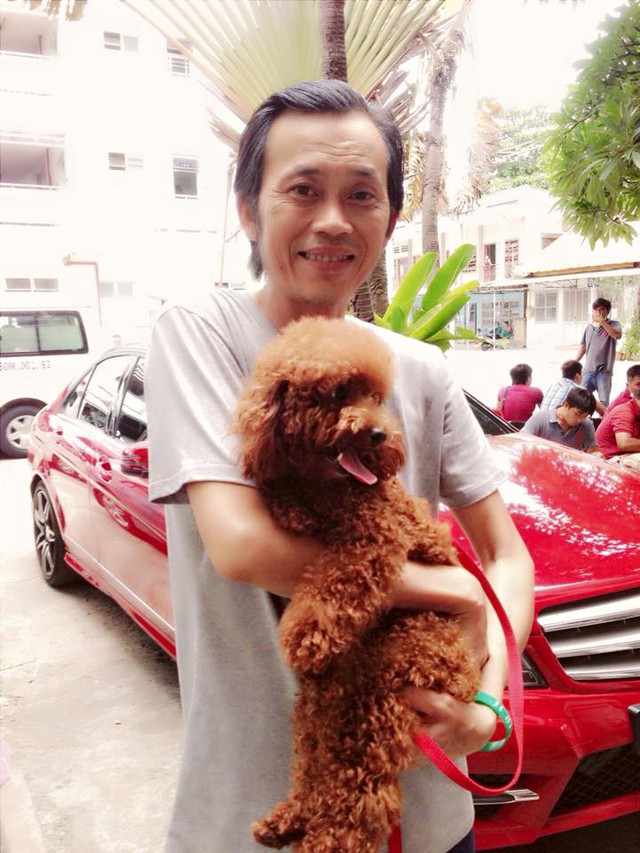 Trái với nghệ sỹ Thành Lộc, danh hài Hoài Linh lại tranh thủ thời gian rảnh rỗi bế cún cưng đi dạo phố.