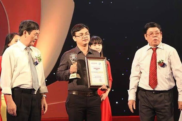 Ông Phan Văn Hiệu, Chủ tịch HĐQT công ty Dược mỹ phẩm CVI nhận giải