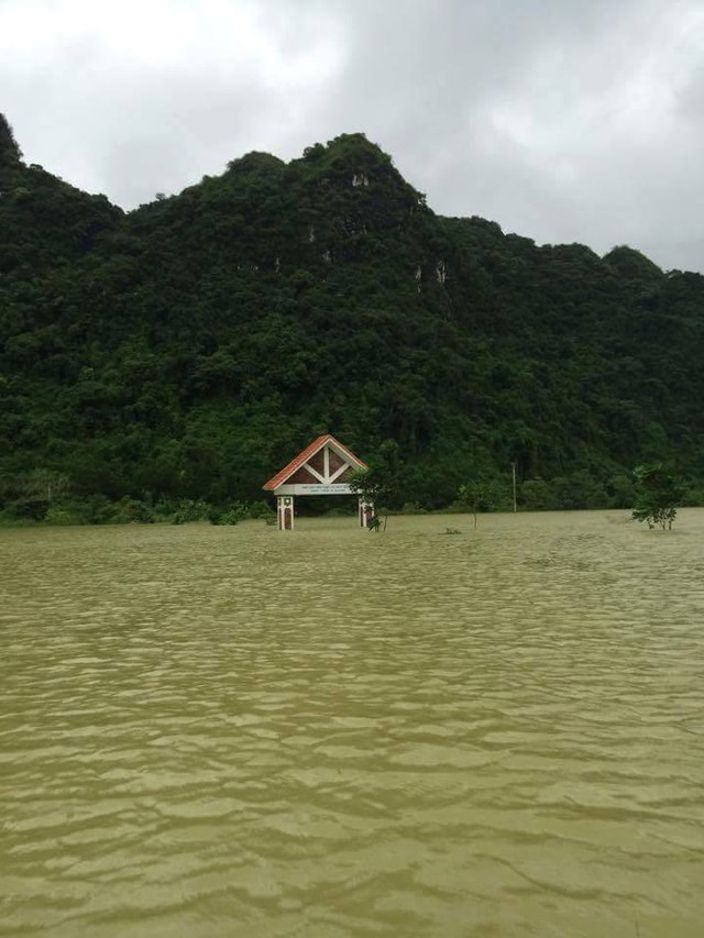 Cổng làng Việt Hải ngập trong biển nước.