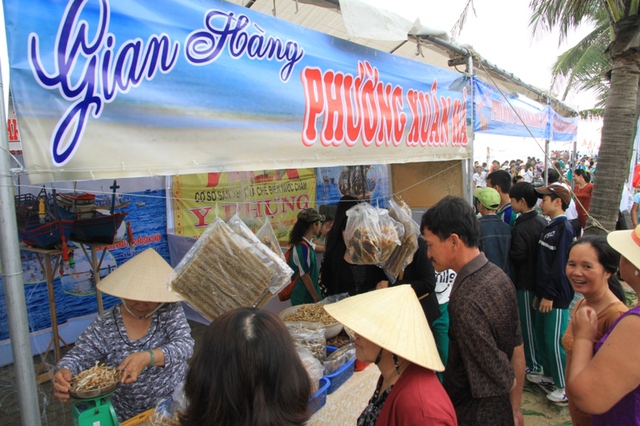 Gian hàng bày bán những sản phẩm do chính ngư dân quận Thanh Khê đánh bắt ngoài biển vào cũng được diễn ra tại lễ hội cầu ngư.