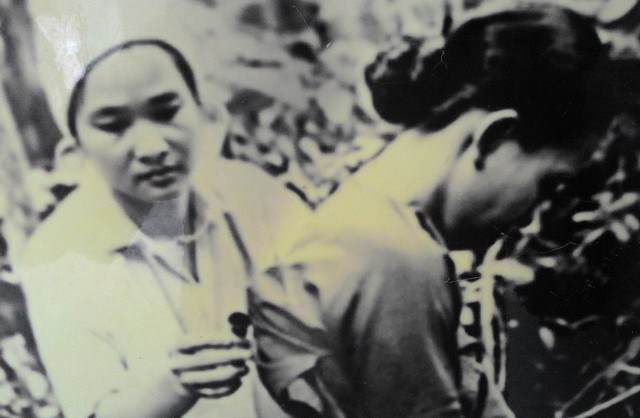 Bác sĩ Trần Thị Trung Chiến, người sau này là nữ Bộ trưởng Y tế đầu tiên của Việt Nam, hiện là Chủ nhiệm CLB truyền thông Ban dân y miền Nam, đang thăm khám tại Ban cơ yếu thuộc Trung ương Cục.