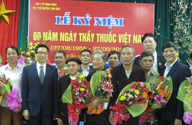 Phó Thủ tướng và Thứ trưởng Bộ Y tế Nguyễn Thanh Long chụp ảnh lưu niệm cùng các thầy thuốc