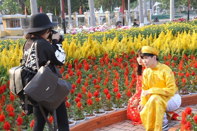 Giới trẻ Đà thành xúng xính áo quần chụp ảnh kỷ niệm bên đường hoa xuân...