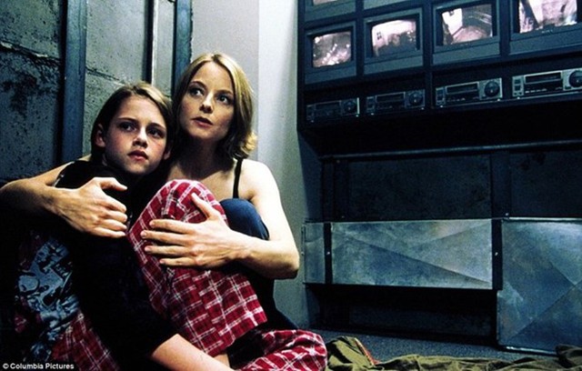 Xu hướng xây phòng bí mật bắt đầu nổi lên từ năm 2002 khi bộ phim kinh dị với sự tham gia Jodie Foster và Kristen Stewart trong vai hai mẹ con đang bị mắc kẹt bên trong một căn phòng bí mật được công chiếu. 