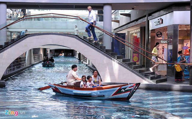 Bên trong khu mua sắm bậc nhất Singapore của tỷ phú casino