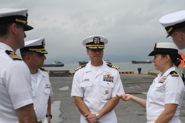Sỹ quan, thủy thủ của hai tàu trao đổi thông tin tại cầu cảng Tiên Sa.