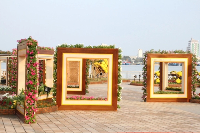 Cổng chào được tạo hình nền hoa là 2 chiếc sừng khổng lồ phối hợp với độ chuyển của hệ khung đưa hoa lên cao tạo cánh cổng chào mừng du khách đến với vườn hoa Xuân.