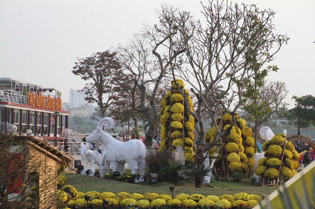 “Đại cảnh Linh Vật” là chủ đề của tiểu cảnh 1, được lấy ý tưởng từ linh vật của năm và hình ảnh đặc trưng về yếu tố địa danh nổi tiếng ở Đà Nẵng là Ngũ Hành Sơn.