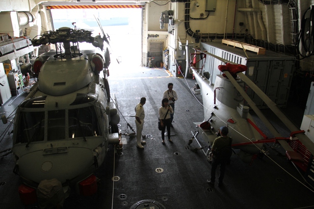 Máy bay trực thăng (có người lái và không người lái) trên tàu tác chiến ven biển USS Fort Worth.