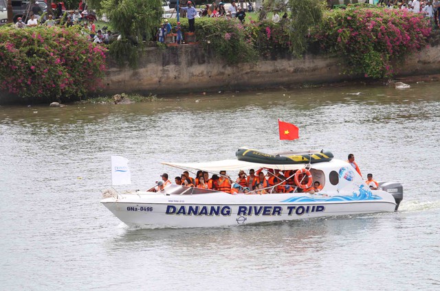 Nhiều du khách khi tới TP Đà Nẵng cũng được các đơn vị du lịch cho ngắm đua thuyền trên sông...