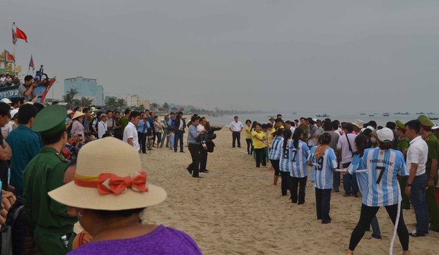 Đến trưa cùng ngày, phần hội được diễn ra với các hoạt động văn hóa thể thao như: kéo co, đua thuyền thúng, thi đan lưới...