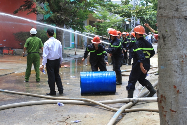 Nhiều thùng đựng sơn được đưa ra ngoài...